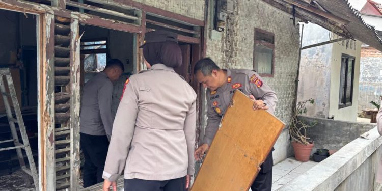 Wujudkan Kepedulian, Polsek Purwakarta Kota Bedah Rumah Tak Layak Huni Milik Warga Nagri Tengah