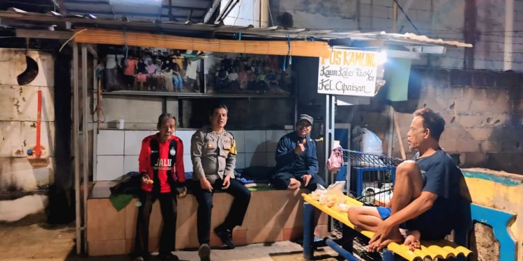 Perkuat Keamanan Lingkungan, Bhabinkamtibmas Kelurahan Cipaisan Sambangi Warga yang Sedang Siskamling