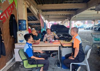 Pererat Silaturahmi, Bhabinkamtibmas Nagri Tengah Sambangi Warga Guna Pastikan Kondusivitas Wilayah