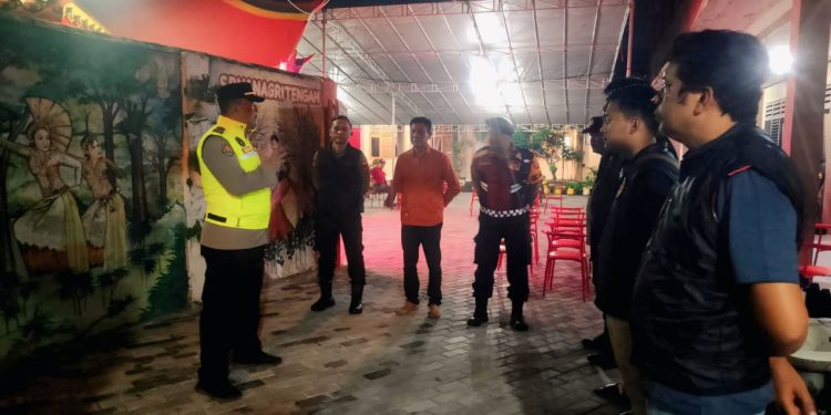 Pastikan Perayaan Imlek Aman, PLT Kapolsek Purwakarta Kota Pimpin Pengamanan di Vihara Budi Asih