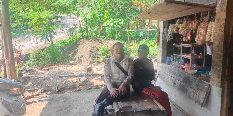 Bhabinkamtibmas Desa Sukamukti Tingkatkan Keamanan Lingkungan Lewat Silaturahmi Warga