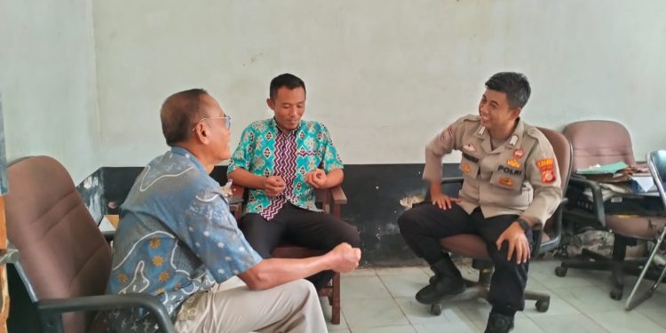 Pererat Sinergi, Bhabinkamtibmas Desa Cijati Ajak Aparatur Desa Jaga Kamtibmas Selama Ramadan