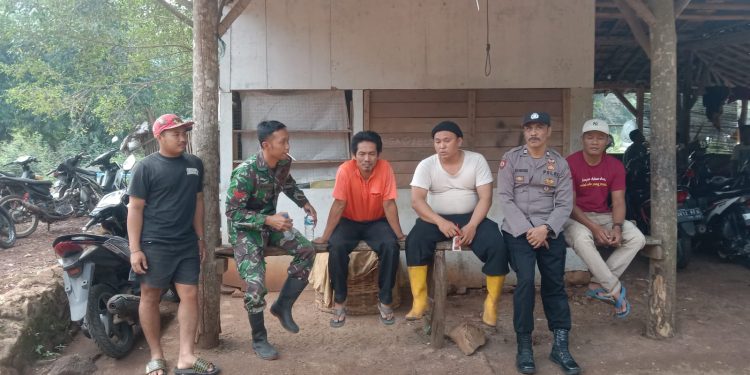 BHABINKAMTIBMAS DESA PASIR JAMBU POLSEK MANIIS MELAKSANAKAN SAMBANG/DOOR TO DOOR KEPADA TOKOH MASYARAKAT DESA PASIR JAMBU  KEC. MANIIS