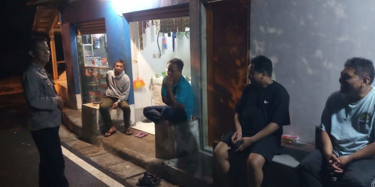 Cegah Kejahatan dari Diri Sendiri, Bhabinkamtibmas Desa Salem Ajak Warga Tingkatkan Kewaspadaan Lingkungan