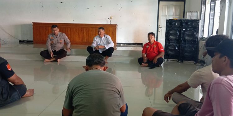 Aiptu Hari Adrianto Bhabinkamtibmas Polsek Pasawahan Gelar Diskusi Kamtibmas Bersama Warga Di Desa Salamjaya