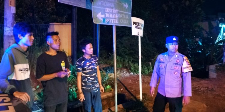 Laksanakan Giat Patroli, Polsek Pasawahan Cegah Aksi Kejahatan Malam Hari