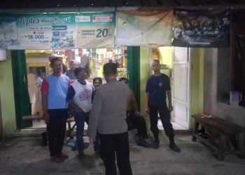 Pererat Sinergi dengan Warga, Bhabinkamtibmas Desa Salamjaya Laksanakan Sambang Malam Hari