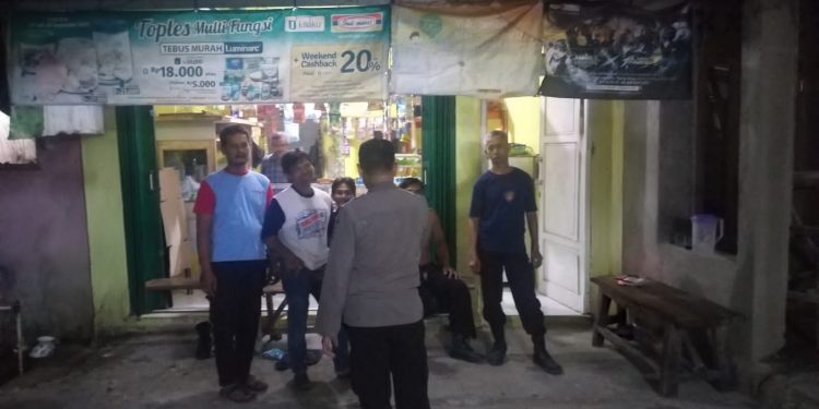 Pererat Sinergi dengan Warga, Bhabinkamtibmas Desa Salamjaya Laksanakan Sambang Malam Hari