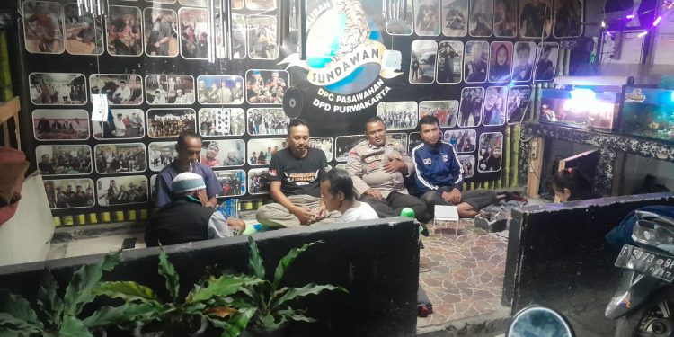 Bhabinkamtibmas Polsek Pasawahan Imbau Warga Bangunkan Sahur dengan Cara Santun dan Perhatikan Keamanan Rumah