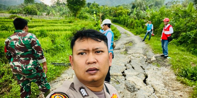 Polri Hadir Untuk Masyarakat, Personel Polsek Plered Tinjau Lokasi Bencana