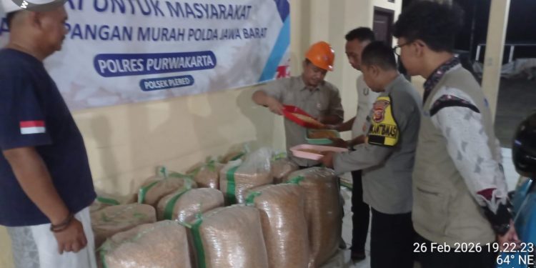 Cek Kadar Air Pada Jagung Hasil Panen, Polsek Plered Berkolaborasi Bersama Bulog