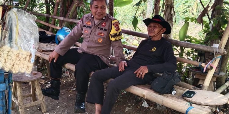 Dukung Ketahanan Pangan, Bhabinkamtibmas Polsek Plered Ajak Warga Bercocok Tanam