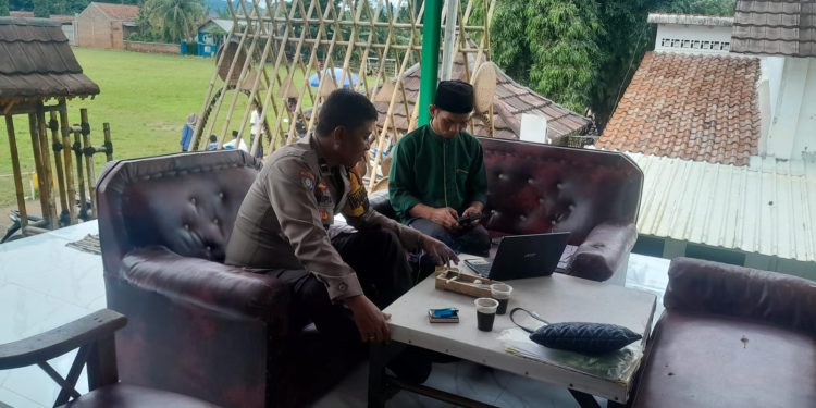 Polsek Plered Sosialisasikan Hotline Pelayanan Polri 110 Saat Bersilaturahmi Dengan Warga