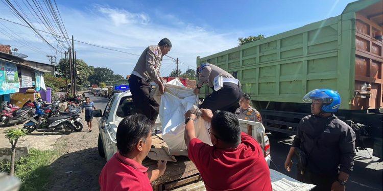 Respons Cepat di TKP, Polisi Berpacu dengan Waktu Evakuasi Korban Laka di Sukatani