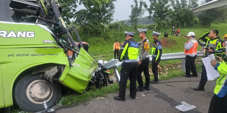 Respon Cepat Dini Hari, Satlantas Purwakarta Utamakan Kemanusiaan dalam Penanganan Laka Bus di Tol Cipali