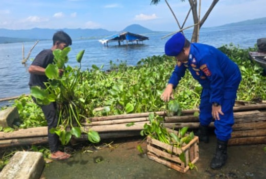 Polri Peduli Lingkungan, Sat Polairud Polres Purwakarta Gelar Program Sapu Bersih Sampah di Waduk Jatiluhur