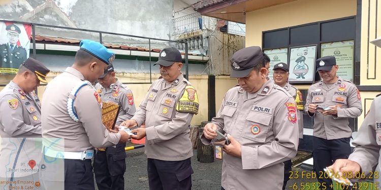 Kapolsek dan Kanit Provost Polsek Jatiluhur Laksanakan Penegakan Disiplin Anggota
