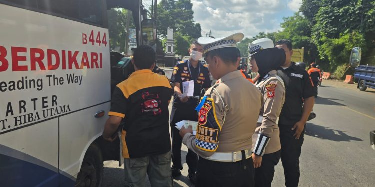 Satlantas Polres Purwakarta Laksanakan Ramp Check Kendaraan Umum di Pos Ciganea, Dukung Operasi Keselamatan Lodaya 2026