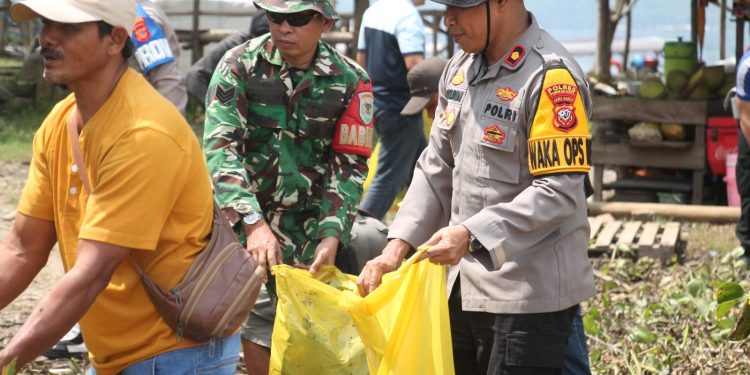 Tindak Lanjut Arahan Presiden RI, Polres Purwakarta Bersihkan Kawasan Wisata Pelabuhan Biru Jatiluhur