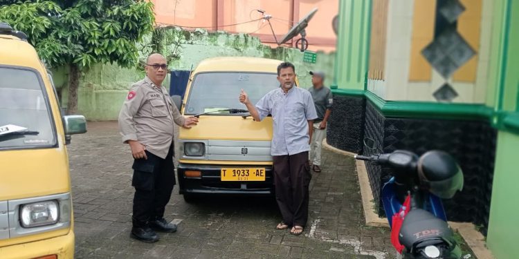 Patroli Dialogis, Bhabinkamtibmas Sawah Kulon Sampaikan Imbauan Kamtibmas kepada Bapak Sopir Angkot