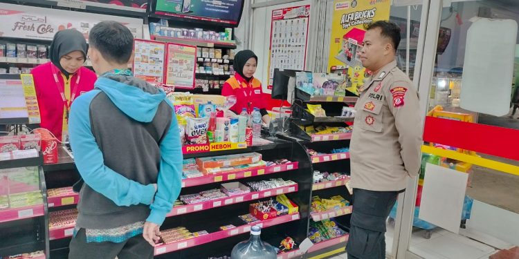 Giat Patroli Dialogis Malam Hari, Polsek Pasawahan Sampaikan Imbauan Kamtibmas kepada Petugas Parkir dan Karyawan Pertokoan