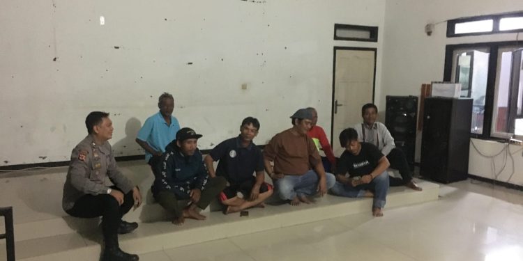 Polri Bersama Aparat Desa Salamjaya Kompak Berikan Imbauan Kamtibmas kepada Warga