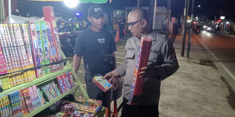 Aiptu Hadi Sutanto Bhabinkamtibmas Polsek Pasawahan Polres Purwakarta Binluh Pedagang Kembang Api