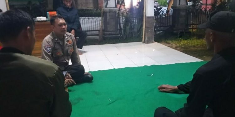 Bhabinkamtibmas Desa Salamjaya Polsek Pasawahan Beri Binluh kepada Linmas, Tekankan Disiplin Tugas Dan Pelayanan Masyarakat