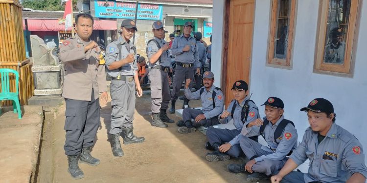 Bhabinkamtibmas Polsek Pasawahan Laksanakan Pembinaan dan Pelatihan Linmas Kecamatan Pasawahan