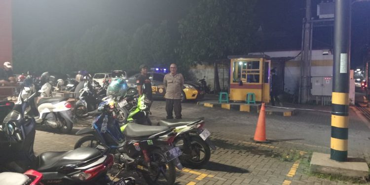 Bhabinkamtibmas Polsek Pasawahan Polres Purwakarta Berikan Binluh kepada Petugas Parkir Pertokoan Tokma Untuk Antisipasi C3