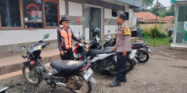 Cegah Curanmor, Bhabinkamtibmas Polsek Pasawahan Sambangi Petugas Parkir