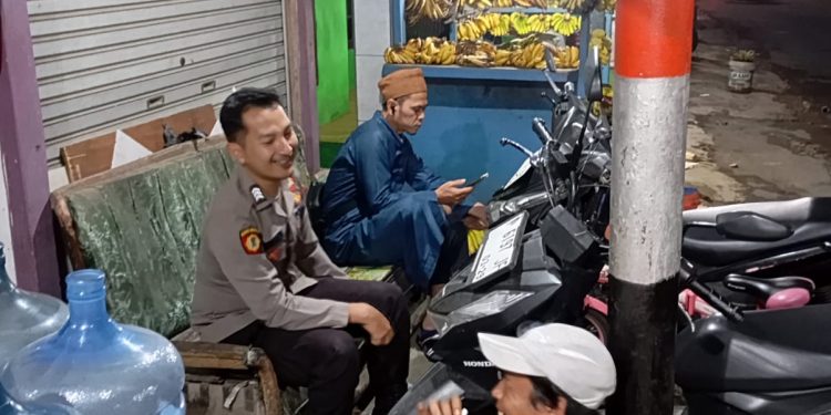 Bhabinkamtibmas Pondok Bungur Sambangi Pedagang Malam, Imbau Waspada Premanisme dan Pungutan Liar