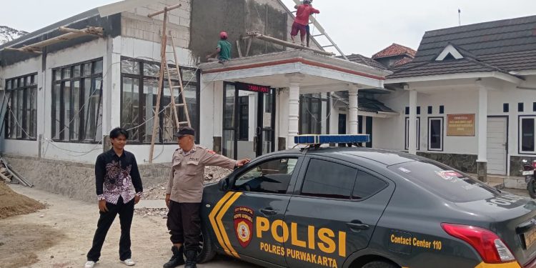Patroli dan Sambang Desa, Polsek Pasawahan Dorong Pengawasan Pembangunan Fasilitas Desa Selaawi