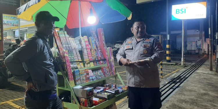 Bhabinkamtibmas Lebak Anyar Sambangi Pedagang Petasan, Tegaskan Larangan Petasan Korek dan Petasan Lainnya