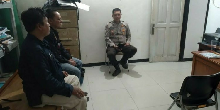 Sambangi Rumah Ketua RW, Bhabinkamtibmas Sawah Kulon Ajak Warga Perkuat Keamanan Lingkungan