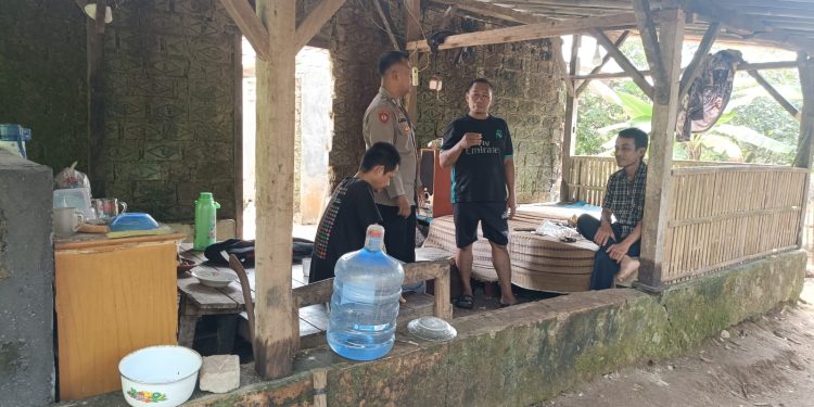 Sambang Kamtibmas, Bhabinkamtibmas Ajak Warga Lebih Waspada