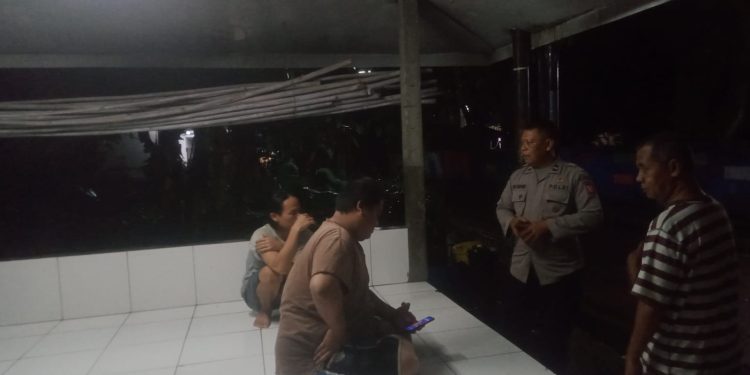 Patroli Malam dan Sambang Siskamling, Bhabinkamtibmas Pasawahan Anyar Jaga Kondusifitas Wilayah