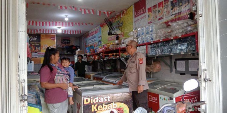 Bhabinkamtibmas Sambangi Toko Makanan Beku di Pasawahan, Ingatkan Pentingnya Keamanan Lingkungan