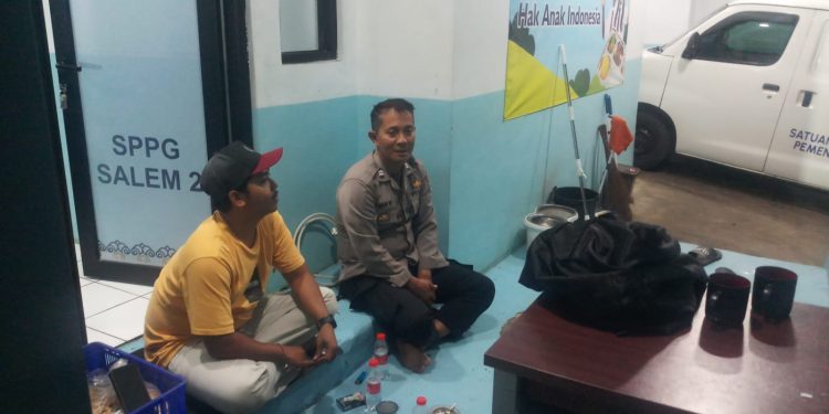 Aiptu Iwan Widianto Bhabinkamtibmas Desa Salem Polsek Pasawahan Sambang Karyawan SPPG Untuk Menekankan Disiplin Dan Standar Keamanan Distribusi MBG