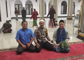 Bhabinkamtibmas Polsek Pasawahan Tarawih Bersama Warga, Sampaikan Pesan Kamtibmas Secara Humanis