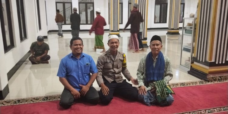 Bhabinkamtibmas Polsek Pasawahan Tarawih Bersama Warga, Sampaikan Pesan Kamtibmas Secara Humanis