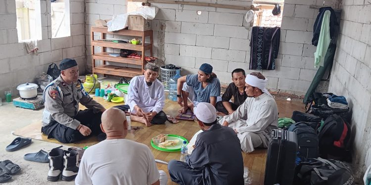 Bhabinkamtibmas Desa Ciherang Sambangi Tokoh Agama, Perkuat Sinergi dalam Memelihara Kamtibmas