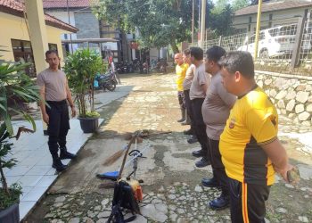 Giat Korve Anggota Polsek Sukasari Bersih-bersih lingkungan Mako Polsek Sukasari