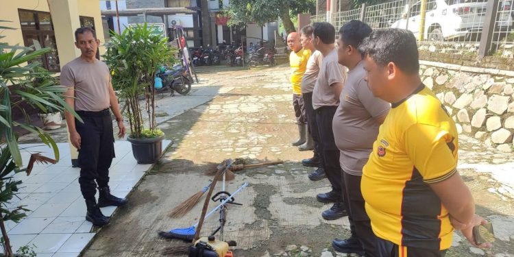 Giat Korve Anggota Polsek Sukasari Bersih-bersih lingkungan Mako Polsek Sukasari