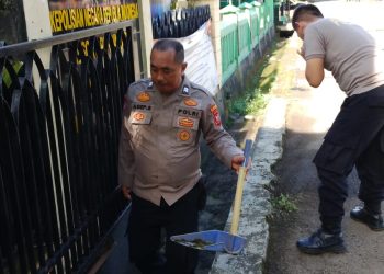 Polsek Wanayasa Laksanakan Giat Jumat Bersih di Halaman Mako