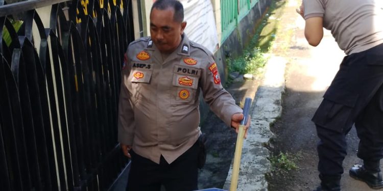 Polsek Wanayasa Laksanakan Giat Jumat Bersih di Halaman Mako