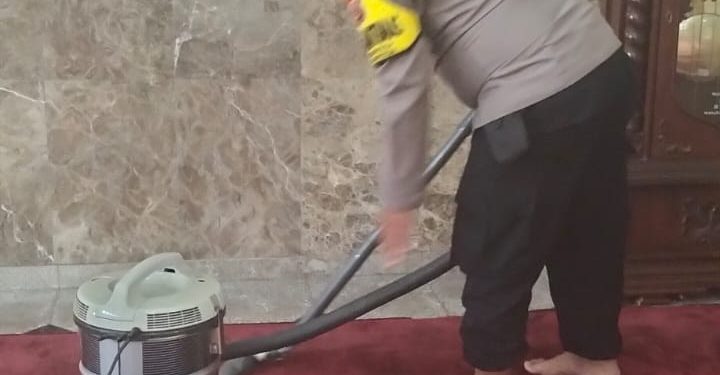 Bhabinkamtibmas Desa Wanayasa Melaksanakan Kegiatan Jumat Bersih ( Jumsih ) di Mesjid Al Jihad