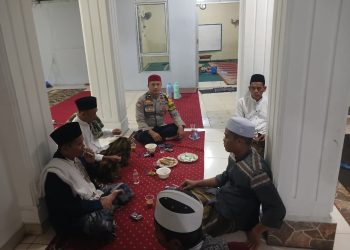 Jalin Silaturahmi dan Sampaikan Pesan Kamtibmas, Bhabinkamtibmas Karyamekar Kunjungi Tokoh Agama