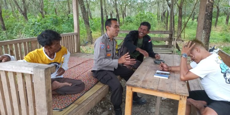 Sambang Warga, Bhabinkamtibmas Polsek Cibatu Antisipasi Gangguan Kamtibmas Selama Ramadhan