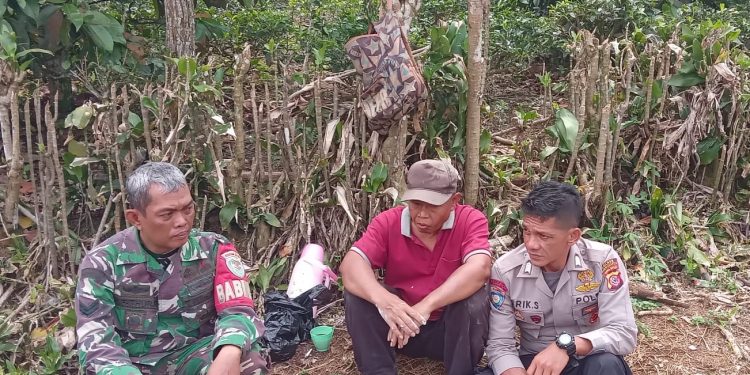 Bhabinkamtibmas dan Babinsa Desa Pusakamulya Sinergis Pelihara Kamtibmas dengan Patroli Dialogis